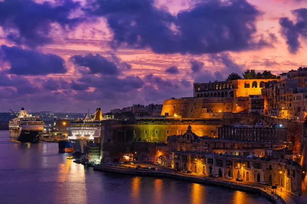 Malta Valleta Şehri Alacakaranlıkta — Stok fotoğraf