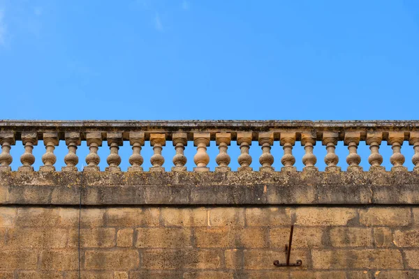 Balaustrada estilo clássico no topo do edifício histórico — Fotografia de Stock