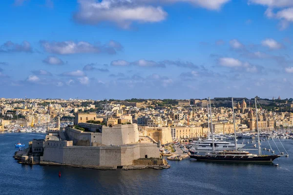 Grand Harbour och staden Birgu i Malta — Stockfoto