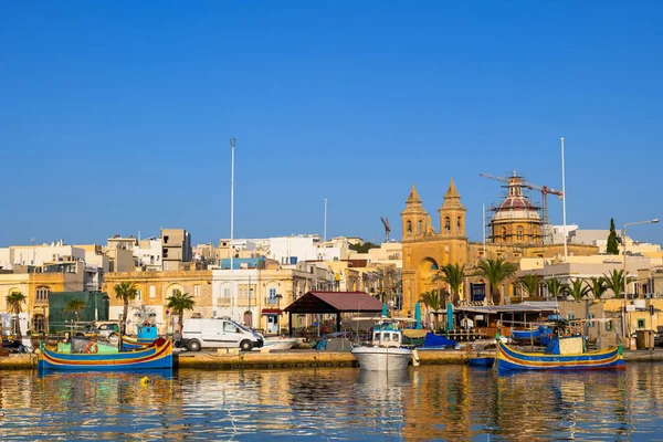 Marsaxlokk Villaggio tradizionale di pescatori a Malta — Foto Stock