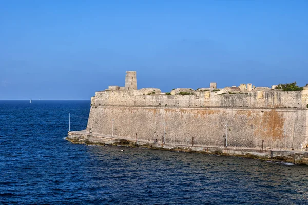 Mar e muralha defensiva da cidade de Valletta em Malta — Fotografia de Stock