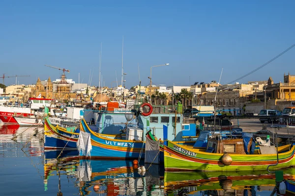 Marsaxlokk Balıkçı Köyünde Luzzu Tekneleri — Stok fotoğraf