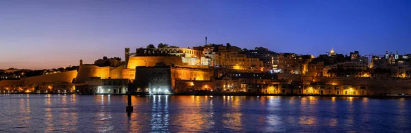 Panorama della città di La Valletta a Malta di notte — Foto Stock