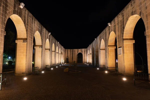 Nedre Barrakka Gardens Kolonnade ved Natt i Valletta – stockfoto
