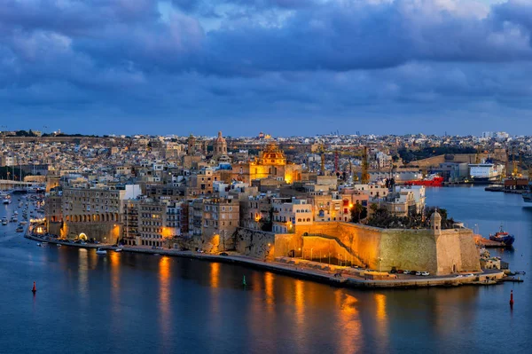 Senglea City på natten i Malta — Stockfoto