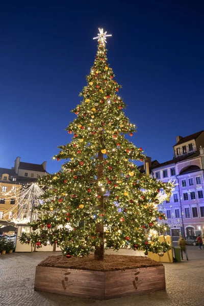 Árvore de Natal decorada iluminada à noite — Fotografia de Stock