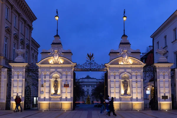 Puerta principal a la Universidad de Varsovia por la noche — Foto de Stock