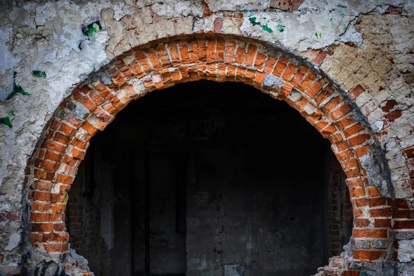 Arco de tijolo grande de edifício abandonado — Fotografia de Stock