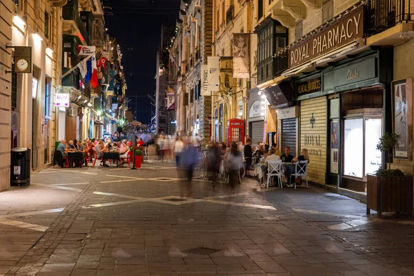 Huvudgatan i Valletta City på natten i Malta — Stockfoto