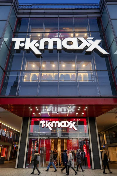 Tk maxx store in Warschau bei Nacht — Stockfoto