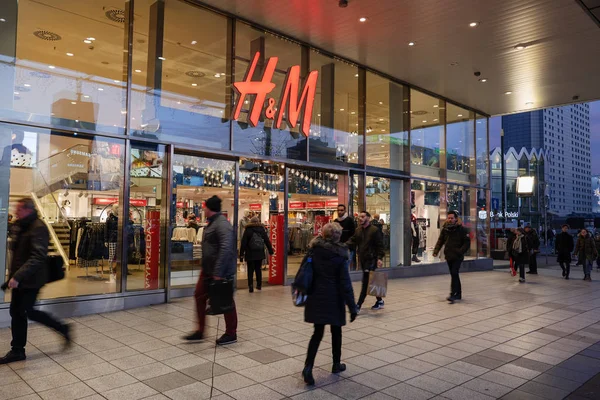 H & M winkel in Warschau 's nachts — Stockfoto