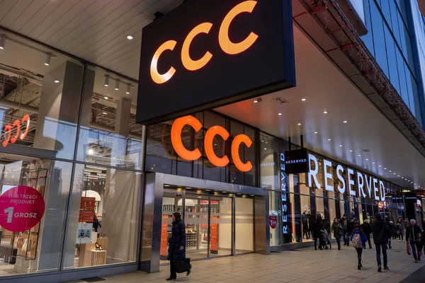 CCC y tienda reservada en Varsovia por la noche —  Fotos de Stock