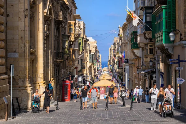 Mensen op Merchants Street in Valletta City in Malta Stockfoto