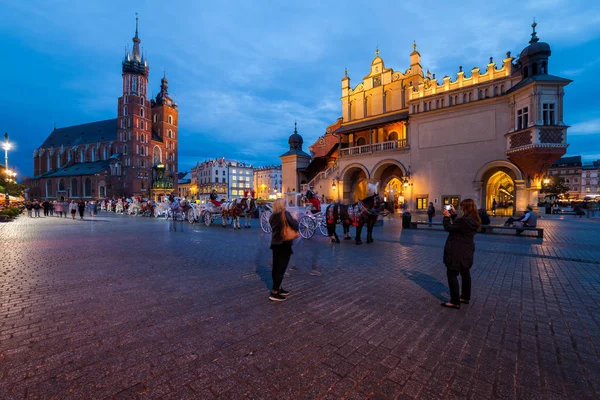 ポーランドのクラクフ旧市街広場での都市休憩 ロイヤリティフリーのストック画像