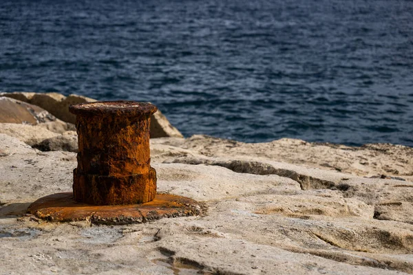 Old Rusty Mooring Bollard at Sea Waterfront — Stock Photo, Image