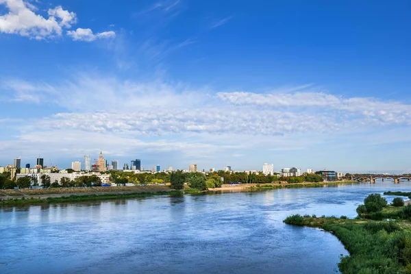 Ποταμός Vistula στην πόλη της Βαρσοβίας — Φωτογραφία Αρχείου