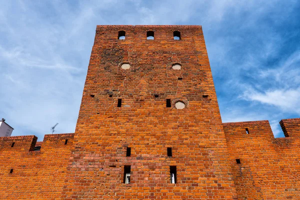 Parede da cidade de tijolo com torre em Varsóvia — Fotografia de Stock