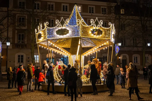 Carrusel en paseo nocturno de la diversión para los niños — Foto de Stock