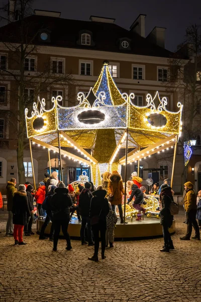 Carrusel en paseo nocturno de la diversión para los niños — Foto de Stock