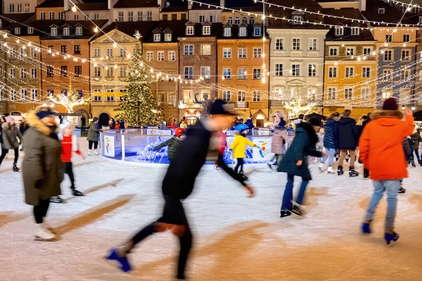 Pista de patinação no gelo na cidade de Varsóvia à noite — Fotografia de Stock