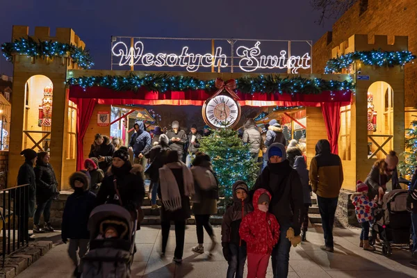 Les gens au marché de Noël de nuit à Varsovie Image En Vente