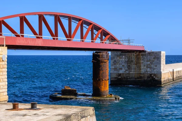 马耳他瓦莱塔的圣埃尔莫桥或防波堤桥 单跨拱形桁架钢制海上人行桥 — 图库照片
