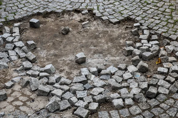 Pedra Sett Calçada Com Buraco Terra Visível Danificado Necessidade Reparação — Fotografia de Stock