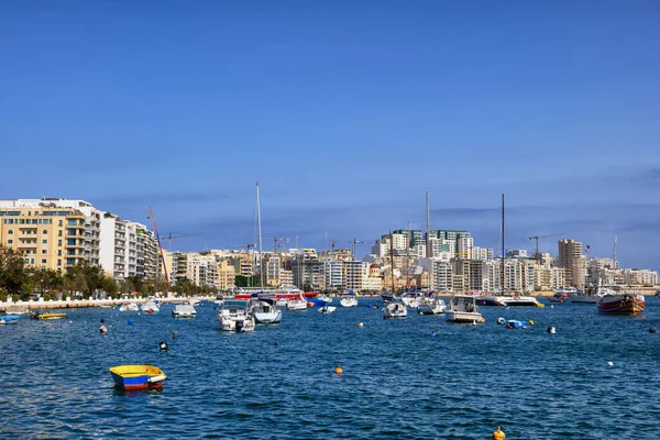 マルタのスライマの町のスカイライン アパートのバルディング マルサメット港の地中海のボート — ストック写真