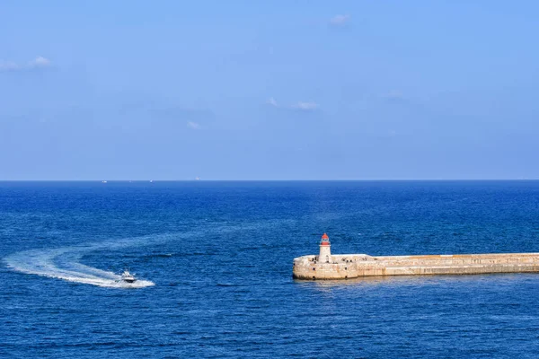 Motorówka Zbliża Się Latarni Morskiej Ricasoli Falochronie Kalkarze Malcie Grand — Zdjęcie stockowe