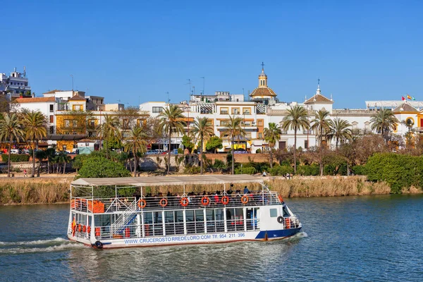 Sewilla Hiszpania Kwietnia 2019 Statek Wycieczkowy Rzece Guadalquivir Zwiedzanie Starego — Zdjęcie stockowe