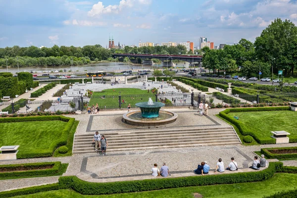 ポーランドのワルシャワ2019年6月2日 人々はロイヤル城の庭園でリラックスし 都市のランドマーク — ストック写真