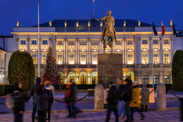 Varšava Polsko Prosince 2019 Lidé Prezidentském Paláci Osvětleni Noci Památník — Stock fotografie