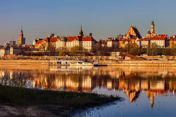 ワルシャワの街のスカイライン日の出 ポーランドの首都 水の反射と旧市街の川の景色 — ストック写真