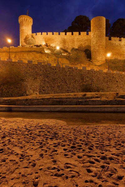 Muro Pedra Medieval Com Torres Noite Uma Praia Parte Vila — Fotografia de Stock
