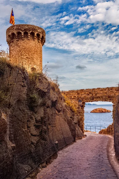 スペイン カタルーニャ州トッサ マル旧市街海への石畳の道の門と塔 — ストック写真