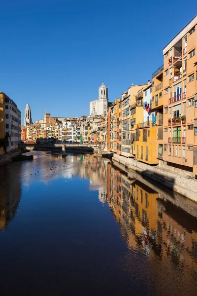 Stadt Girona Katalonien Spanien Häuser Fluss Onyar Mit Spiegelung Wasser — Stockfoto