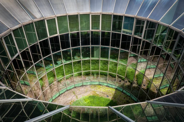ポーランド ワルシャワ2019年5月30日 ワルシャワ大学図書館の建物 中庭のある円形ガラスのファサード 上からの眺め — ストック写真