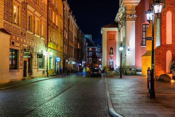 ポーランド ワルシャワ 2019年9月11日 旧市街のスイートホヤンスカ通り夜 町家や教会 歴史的な街の中心部が並ぶ — ストック写真