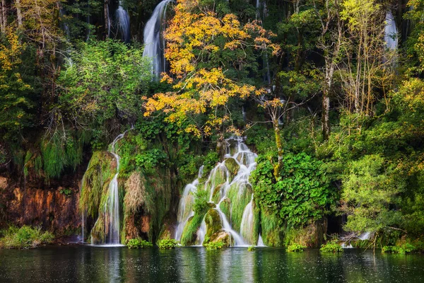 Cascada Lago Bosque Paisaje Otoñal Parque Nacional Los Lagos Plitvice —  Fotos de Stock