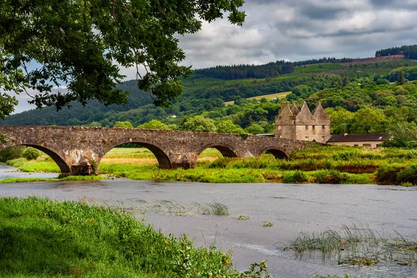 アイルランドの古いアーチ型の石造りの橋Suir川と郡の地形 — ストック写真