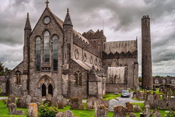 アイルランドのキルケニー 聖カニス大聖堂 13世紀に遡るゴシック様式の教会 9世紀から聖カニスに捧げられたケルトキリスト教中世の円形塔 — ストック写真