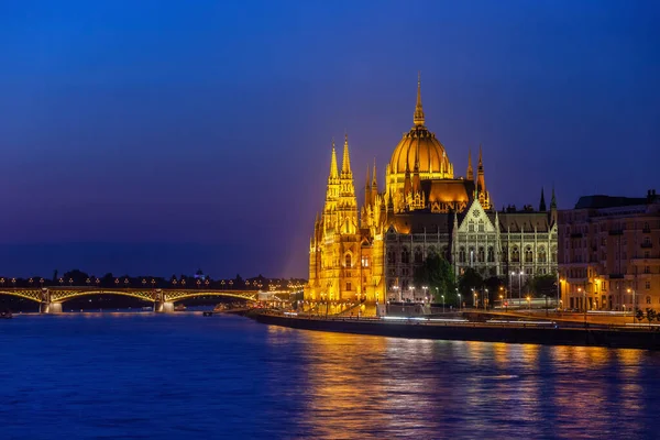 Město Budapešť Noci Maďarsku Pohled Přes Řeku Dunaj Osvětlené Budově — Stock fotografie