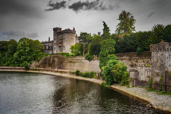 Kilkenny Castle Vid Floden Nore Irland Medeltida Staden Landmärke Som — Stockfoto