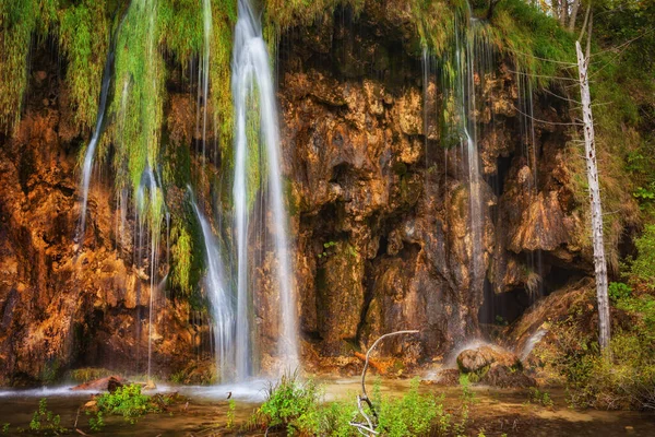 Scénický Útes Vodopádem Národním Parku Plitvická Jezera Chorvatsko Evropa — Stock fotografie