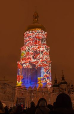 Kiev, Ukrayna - 22 Aralık 2017: Sofiyska Meydanı 3d-eşleme-gösteri Ukrayna Japonya'da yılın kapanış çan kulesi, Ayasofya, Kiev, Ukrayna.