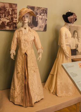 Kiev, Ukrayna - Aug19, 2017:Summer kat 1900 işlemeli sergileniyor müze sergi vintage giyim Kiev, Ukrayna M. Ivanova'nın özel toplama.