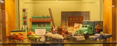 Kiev, Ukrayna - 1 Ağustos 2017: Ukrayna 50s Oyuncak Müzesi, Kiev, Ukrayna üretilen Metal ve ahşap oyuncaklar