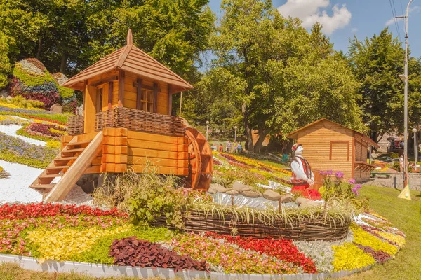 Kiev, Ukrayna - 18 Ağustos 2017: Spivoche kutup çiçek Fuarı adı altında 