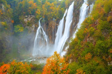 Sonbahar renkleri ve şelaleler, Plitvice Milli Parkı