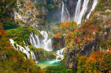 Sonbahar renkleri ve şelaleler, Plitvice Milli Parkı